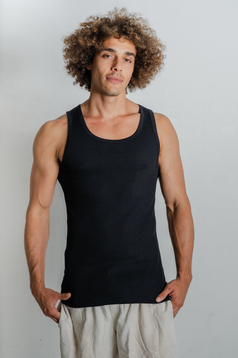 Sustainable style: Male model in Reer Endz black singlet
