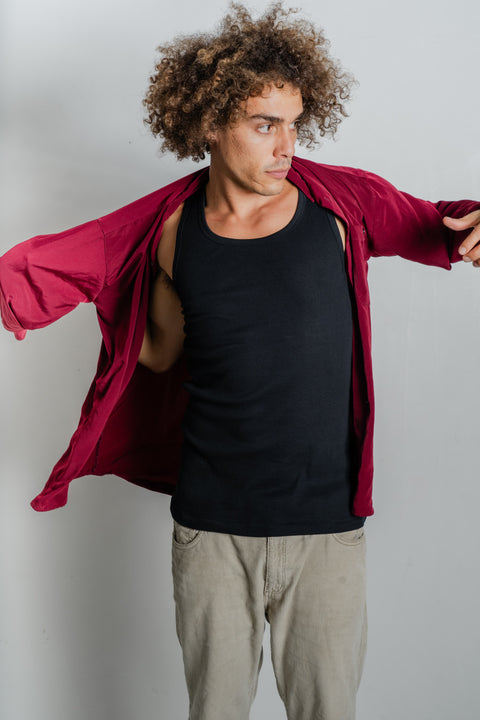 Stylish sustainability: Male model in Reer Endz black singlet