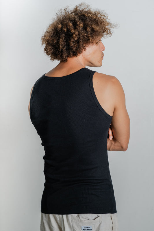 Male model showcasing Reer Endz black organic cotton single